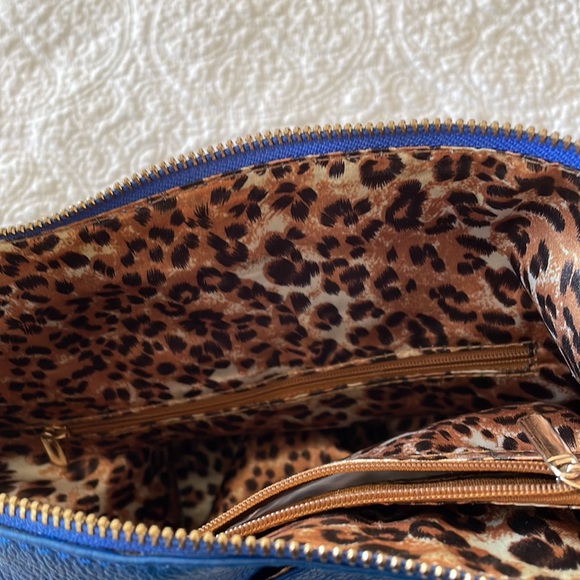 Blue pebble leather shoulder bag and handbag with gold hardware. - Picture 3 of 3